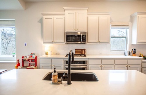 Fort Worth House | New Farmhouse-Modern Home Close to Everything and pet friendly!