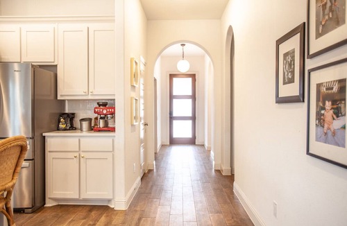 Fort Worth House | New Farmhouse-Modern Home Close to Everything and pet friendly!