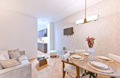 Quartier de la Plaine-de-Monceaux Apartment | New flat with AC Porte Maillot/Arc de Triomphe