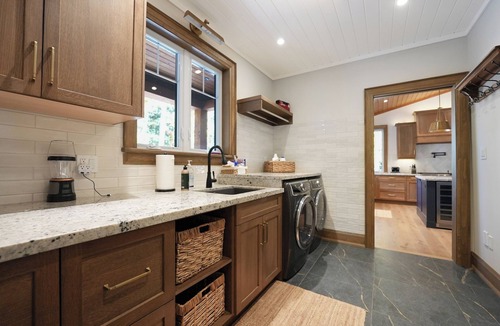 Dysart et al Cottage | NEW 'Flatwater Cove' Luxury Cottage 6BD w/Hot Tub