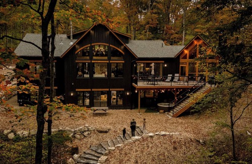 Dysart et al Cottage | NEW 'Flatwater Cove' Luxury Cottage 6BD w/Hot Tub