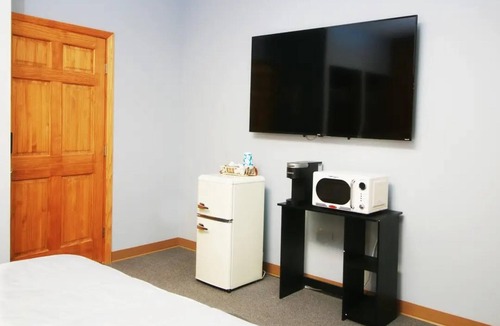 Whippleville Cabin | New! Foothills Lodge & Diner 1BR Sleeps 2