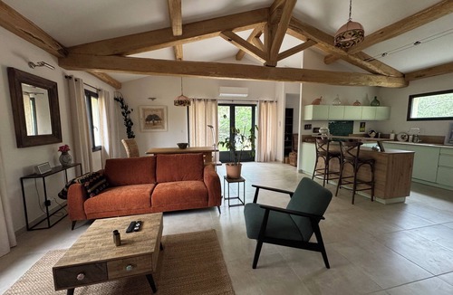 Saint-Hippolyte-de-Montaigu House | New single-storey house in the heart of a wooded garden