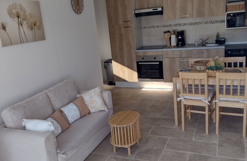 Herepian Apartment | New, fully-equipped F2 gite in secure grounds