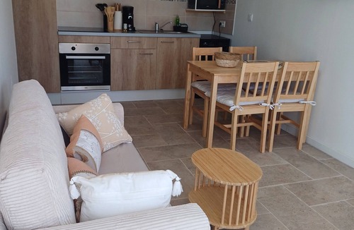 Herepian Apartment | New, fully-equipped F2 gite in secure grounds