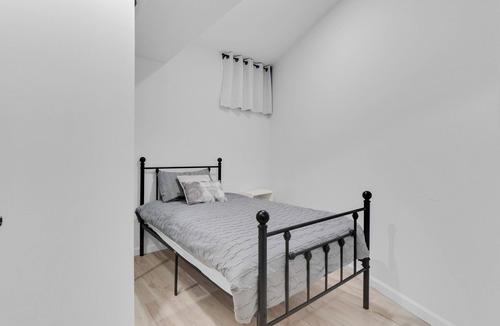 Earlscourt House | New furnished cozy practical house for 5