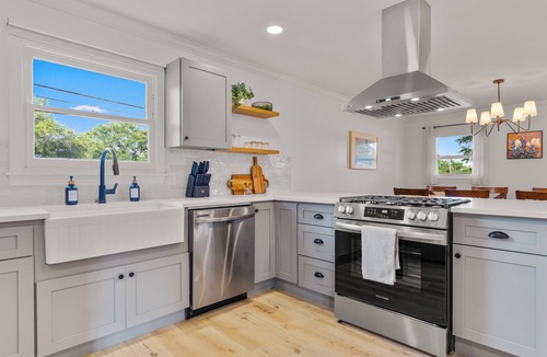 Dean Highland House | NEW! Game Day+ Group Trip + Cowboy Pool + 2 Kings + Sleeps 12