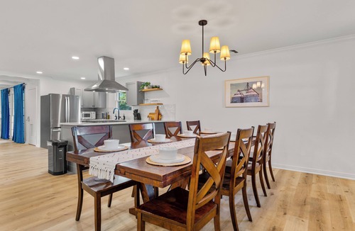 Dean Highland House | NEW! Game Day+ Group Trip + Cowboy Pool + 2 Kings + Sleeps 12
