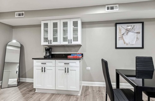 Lincoln Park Apartment | New Garden Studio near Wrigley/DePaul/Dwtn