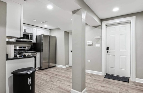 Lincoln Park Apartment | New Garden Studio near Wrigley/DePaul/Dwtn