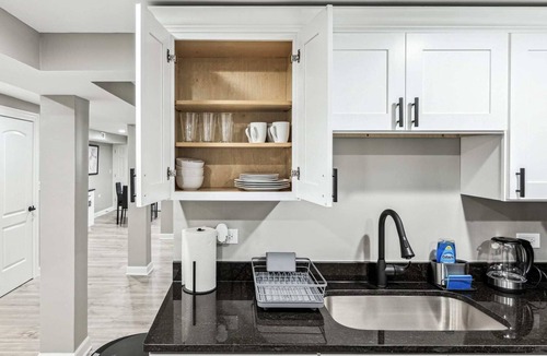 Lincoln Park Apartment | New Garden Studio near Wrigley/DePaul/Dwtn