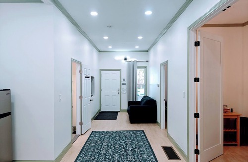 Downtown Niagara Falls Apartment | New! Golden Getaway walk to the falls