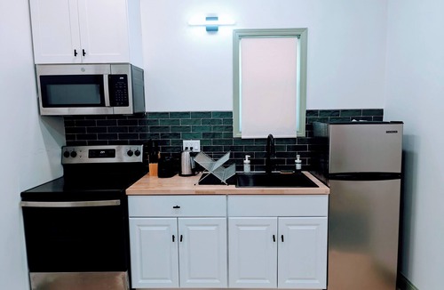 Downtown Niagara Falls Apartment | New! Golden Getaway walk to the falls