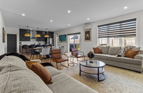 St. John's House | NEW Golfers Dream Modern Patio King Bed