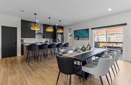 St. John's House | NEW Golfers Dream Modern Patio King Bed