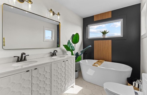 St. John's House | NEW Golfers Dream Modern Patio King Bed