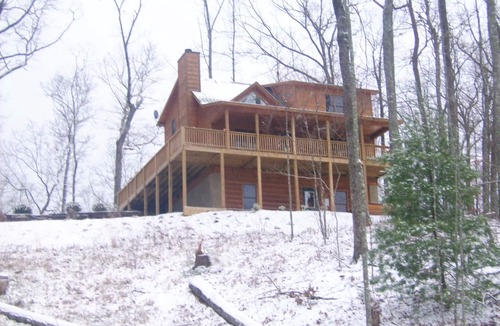 Hiawassee House | New Gourmet Kitchen, 210 great reviews n 3 levels for privacy2 fireplaces,hottub