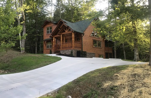 Sevierville Cabin | New Grizzly Hideaway Luxury Cabin-Cedar Falls-4 Bdrms-4.5Baths-Sleeps 12