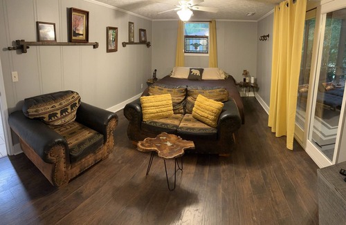 Tate House | New Guest suite located in Jasper with a mountian view and fire pit