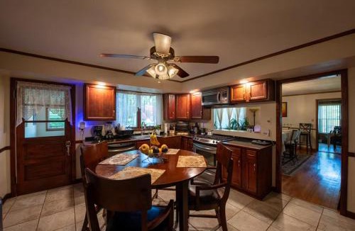 West New Haven House | New Haven Comfort, 5BR, Fireplace, Yard