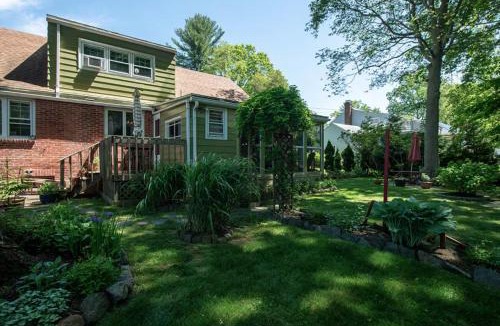West New Haven House | New Haven Comfort, 5BR, Fireplace, Yard
