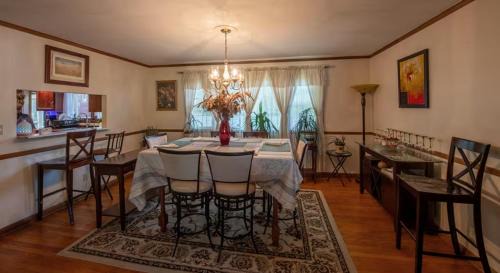 West New Haven House | New Haven Comfort, 5BR, Fireplace, Yard