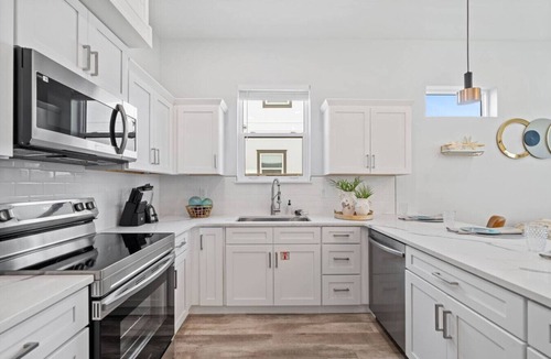 El Centro Beach House | *New~Heated Pool+Golf Cart+Grill+Pool Table