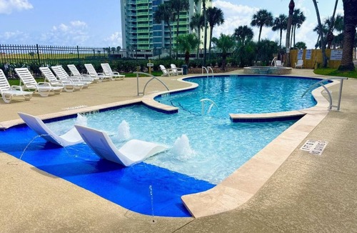 Galveston Condo | NEW Heated Pool & HOT Tub! Top Floor Very CLEAN