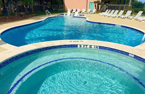 Galveston Condo | NEW Heated Pool & HOT Tub! Top Floor Very CLEAN