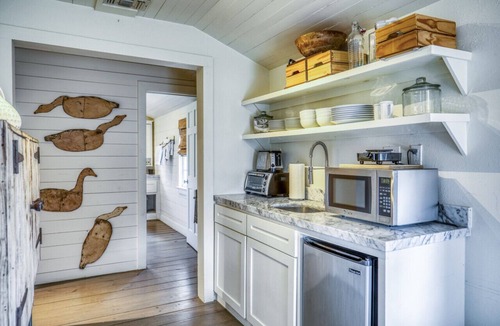 Round Top Cottage | NEW Historic Luxe Farm Cottage 5 min to Round Top Antique