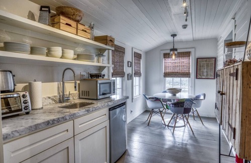 Round Top Cottage | NEW Historic Luxe Farm Cottage 5 min to Round Top Antique