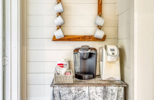 Round Top Cottage | NEW Historic Luxe Farm Cottage 5 min to Round Top Antique