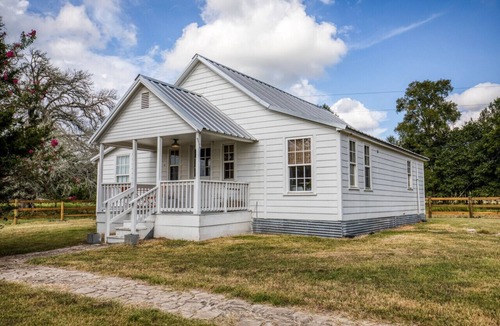 Round Top Cottage | NEW Historic Luxe Farm Cottage 5 min to Round Top Antique