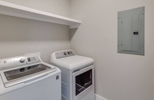 Hadley - Washington House | *New Home*4 Beds*5 mins to Broadway*