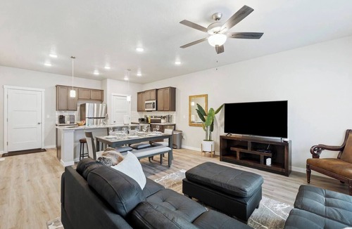 Meridian House | *New* Home ~ King Bed~ 4 TVs ~ WorkFromHome