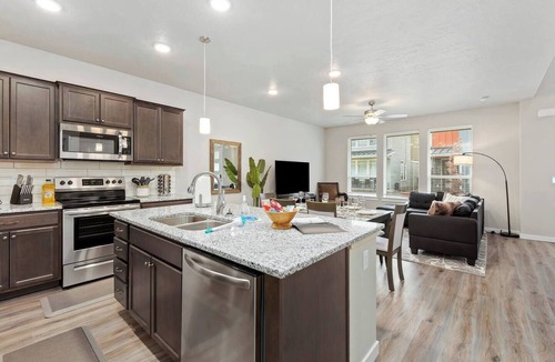 Meridian House | *New* Home ~ King Bed~ 4 TVs ~ WorkFromHome