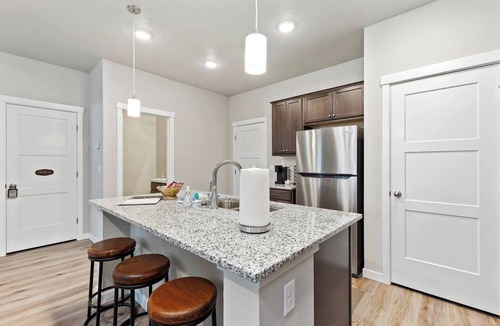 Meridian House | *New* Home ~ King Bed~ 4 TVs ~ WorkFromHome