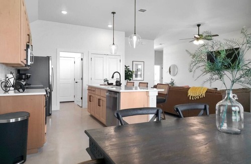 Temple House | NEW home with garage parking