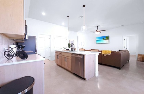 Temple House | NEW home with garage parking