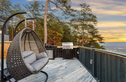 Lupton City Cabin | NEW Honeymoon Treehouse