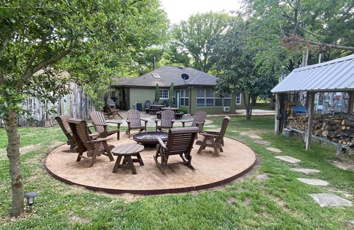 Enchanted Oaks House | New Hot Tub! Beautiful 1.6 Acre Lake House on Secluded Cove