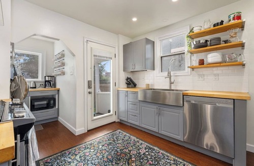 Columbus House | *NEW* Hot Tub | EZ Parking | 2BR by German Village