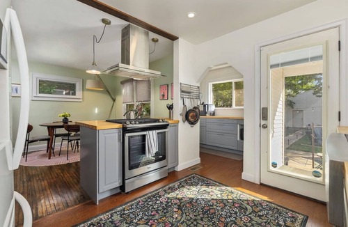 Columbus House | *NEW* Hot Tub | EZ Parking | 2BR by German Village