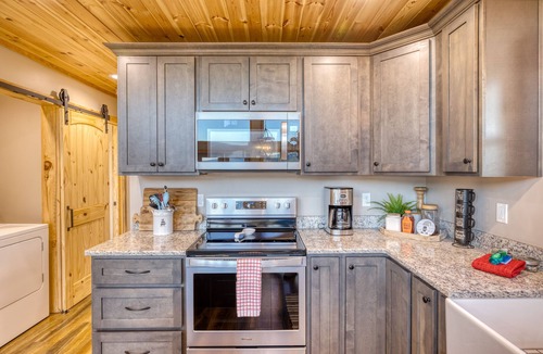Cherokee Cabin | *NEW!* Hot tub/fire pit/private close to Downtown!