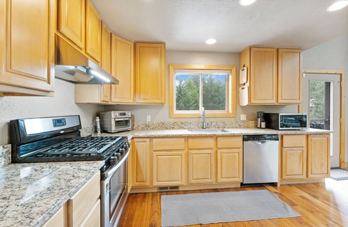 Woods Bay House | New! Hot tub, Fire Pit, Foosball Table!