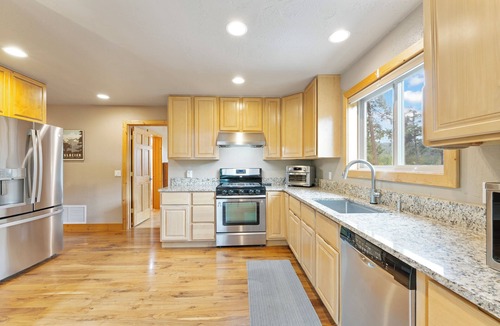 Woods Bay House | New! Hot tub, Fire Pit, Foosball Table!