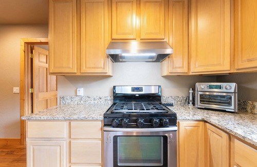 Woods Bay House | New! Hot tub, Fire Pit, Foosball Table!