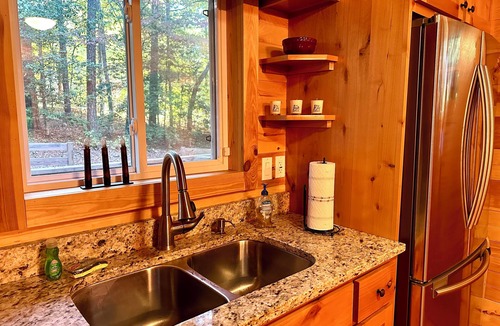 Murphy Cabin | NEW! HOT TUB; FIREPIT; FAST WIFI; Near Blue Ridge, Blairsville, Folk School