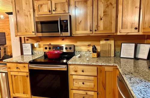Murphy Cabin | NEW! HOT TUB; FIREPIT; FAST WIFI; Near Blue Ridge, Blairsville, Folk School