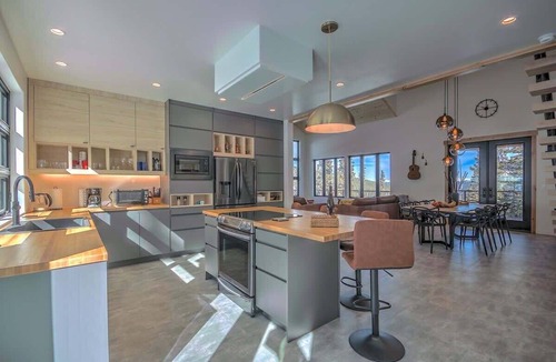 Quandary Village House | NEW Hot Tub Haven with Panoramic View | Blue River